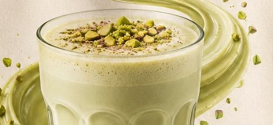 Pistalatte köpük ve fıstık detayı